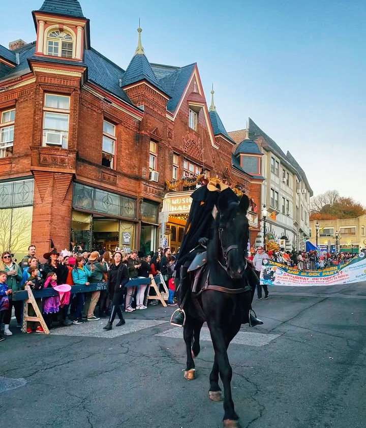 Cavaleiro sem Cabeça montado em cavalo preto durante desfile em Sleepy Hollow